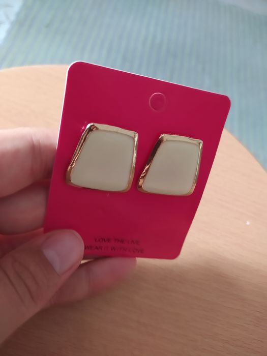 Brincos quadrados dourados e beje NOVOS