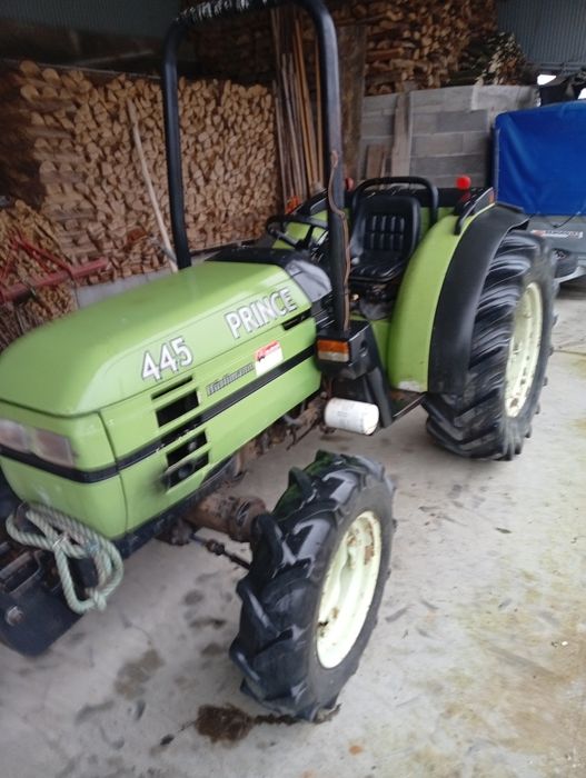 Trator usado com alfaias