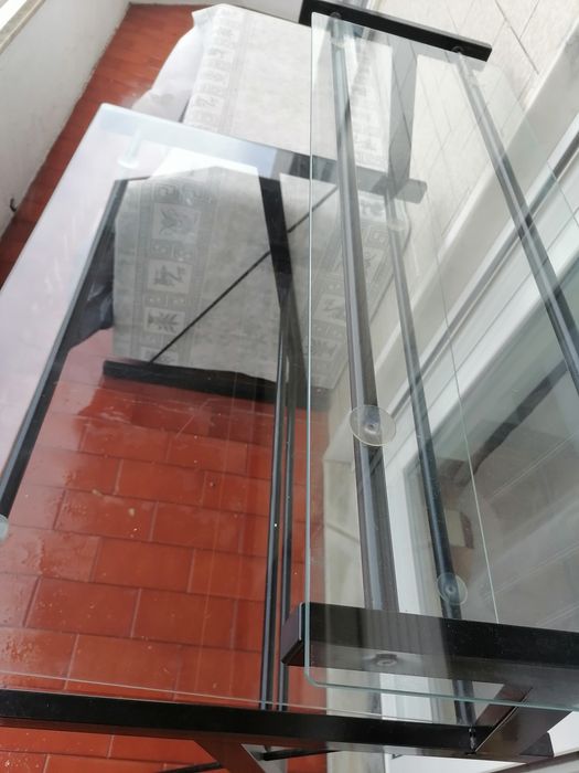Escrivaninha ou mesa de sala com 2 vidros