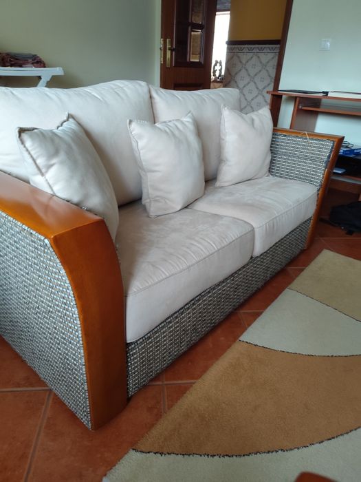 Três sofás e uma secretaria