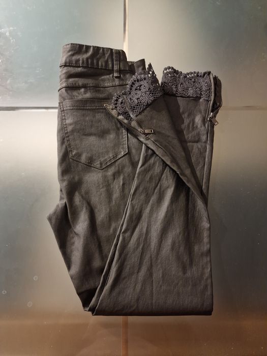 Calças verde acinzentado com renda