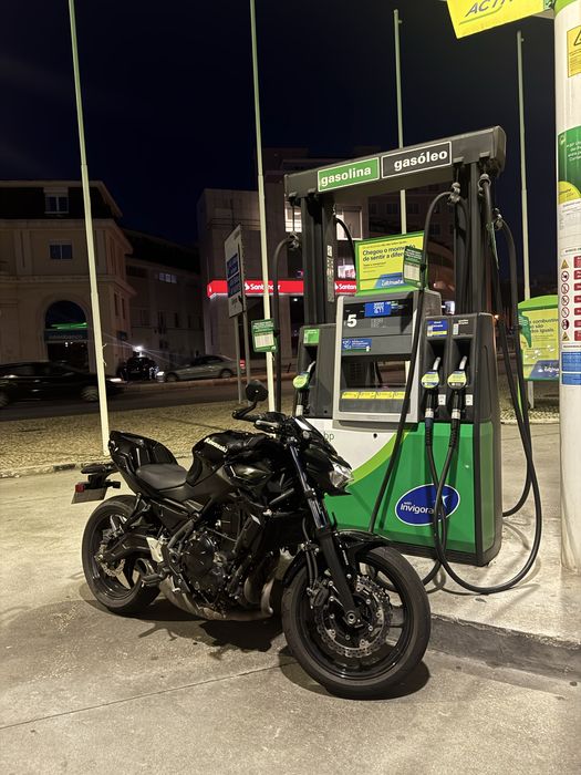 Kawasaki z650 com akrapovic titânio