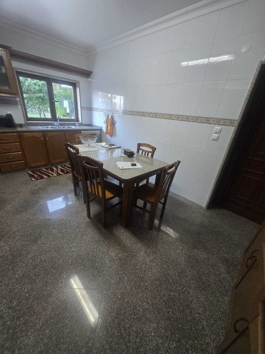 Cozinha Completa em Castanho Maciça e Granito + Eletrodomésticos + Mesa + 4 Cadeiras