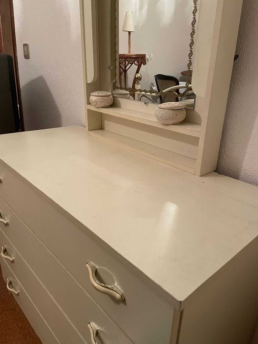Cómoda Vanity Branco em Ótimo Estado com Gavetas de Abertura Suave