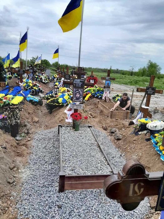 Надгробок дерев'яний. Квітник. Флагшток. Кольоровий щебінь