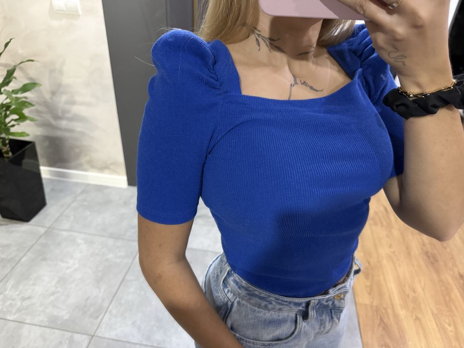 Niebieska bluzka na krótki rękaw bufiaste rękawy