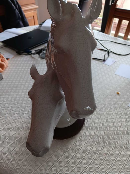 Cabeça dupla de cavalo em cerâmica com apoio em Madeira