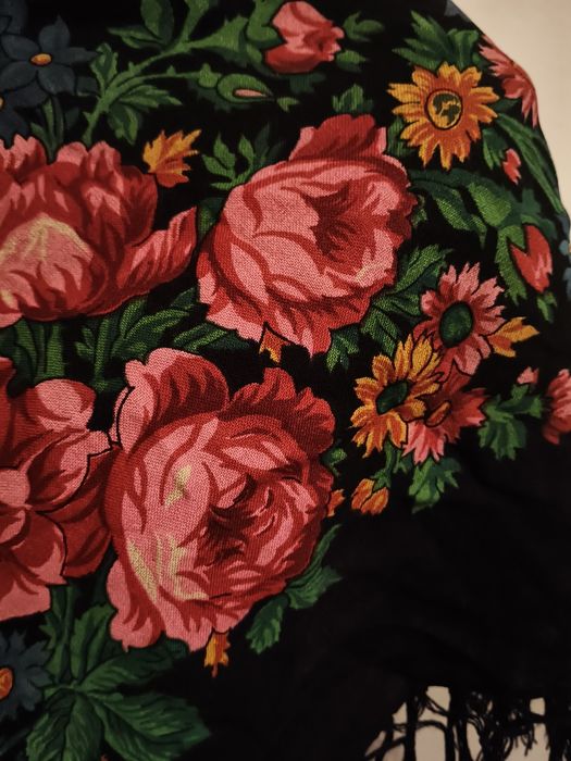 Stara chusta w róże z frędzlami 183