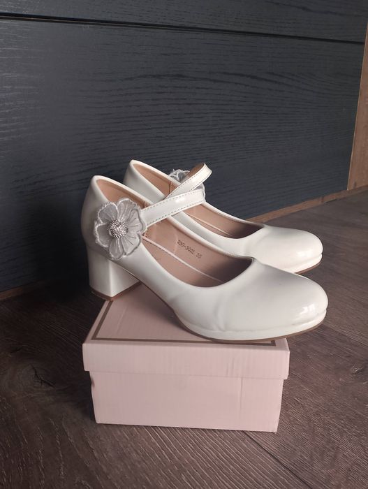 Buty białe komunijne z kwiatem