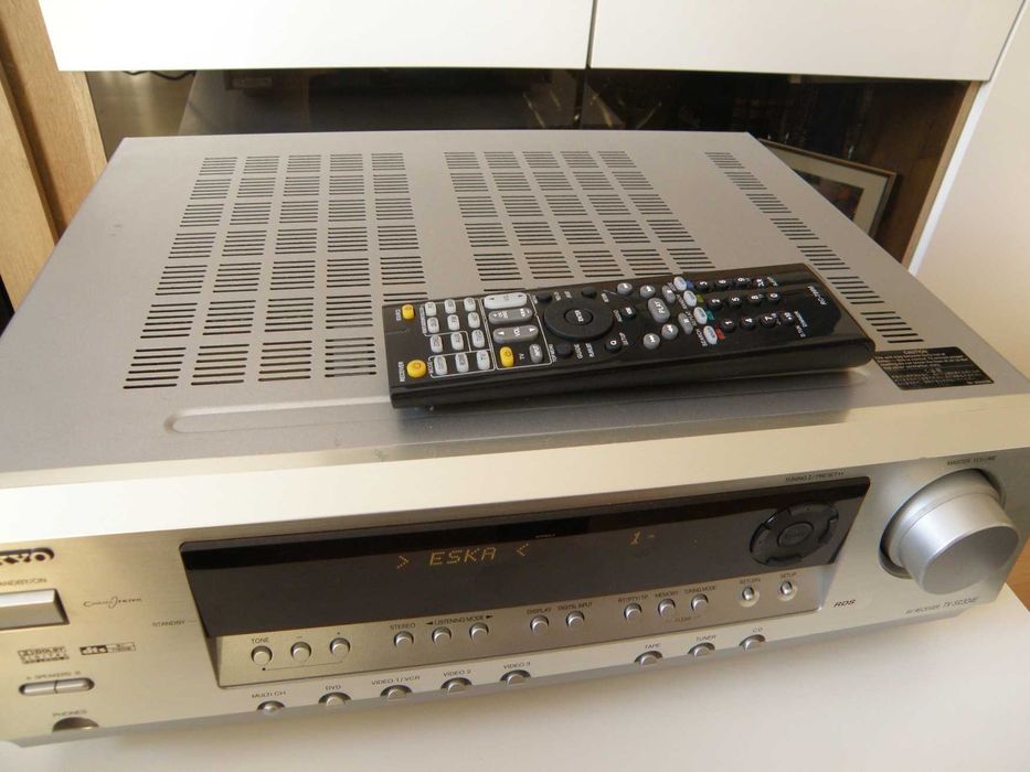 Amplituner AV Onkyo
TX-SR304E