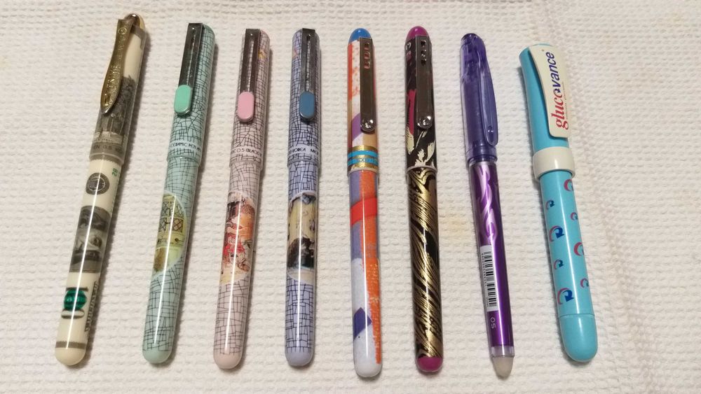 canetas de metal e plástico