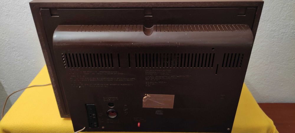 Televisão antiga a preto e branco (Siemens Estoril Rekord FT 487)