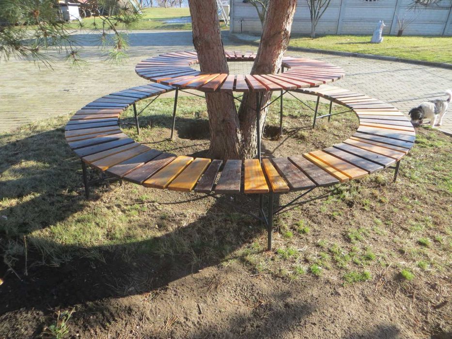 Стол и скамейка вокруг дерева.