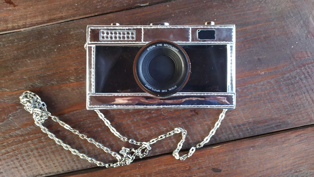 Сумка  фотоаппарат серебристая  с цепочкой