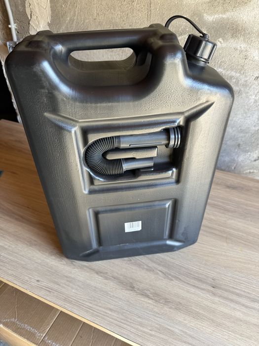 Kanister plastikowy 20L – solidny, czarny, nowy