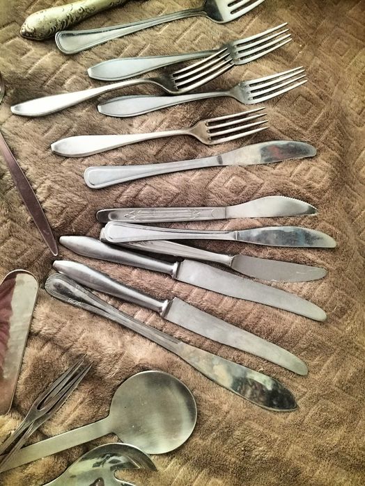 Kilkanaście sztuk sztućcy różne