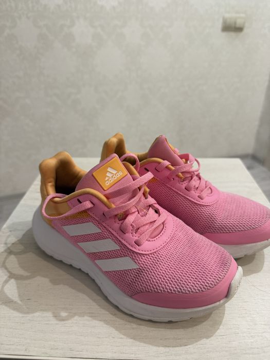 Кросівки adidas  устілка  21,5 см