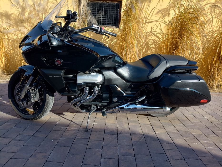 Honda CTX 1300 deluxe,  ABS, kontrola trakcji, radio.