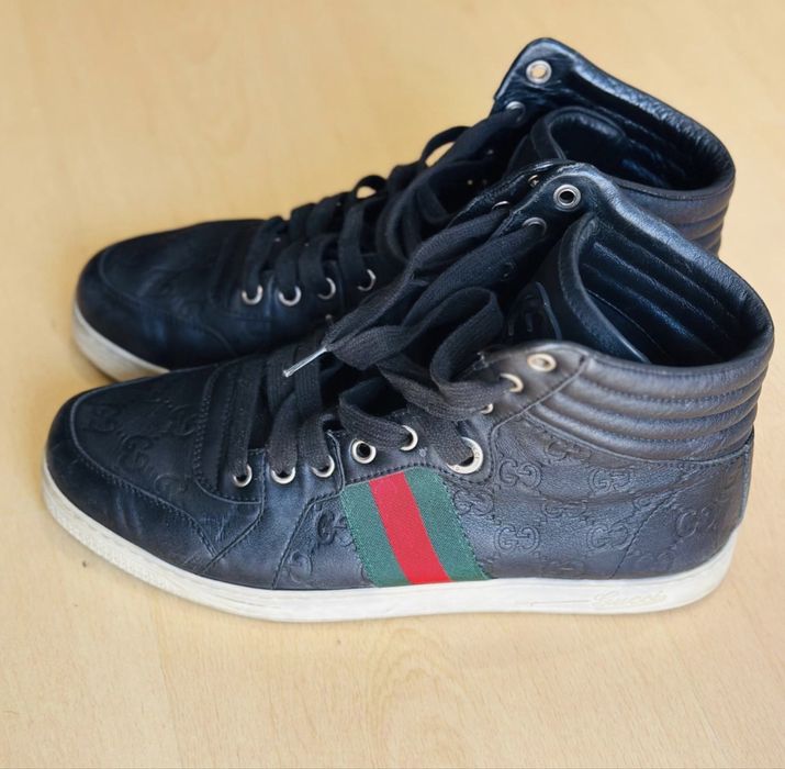 Botas em pele marca Gucci