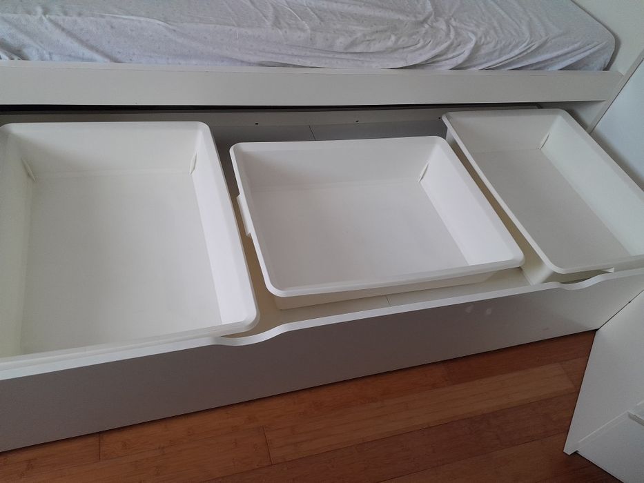 Cama Solteiro c/ 3 gavetoes/caixas e mesa de cabeceira , ler descrição