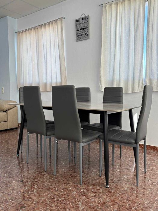 Mesa nueva con sillas grises - envio gratis