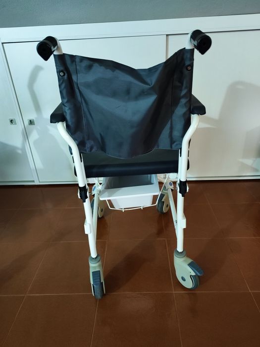 Cadeira de banho INVACARE como nova