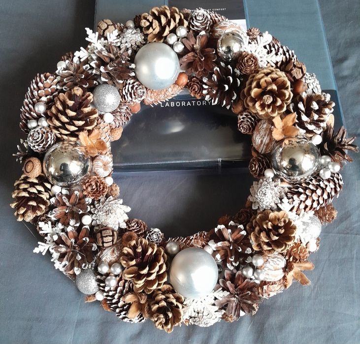 Новорічний вінок та інші прикраси