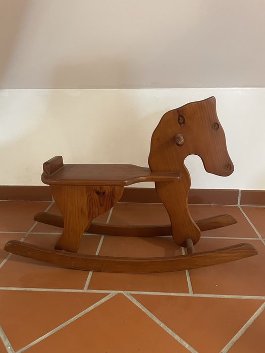 Cavalo de madeira de criança