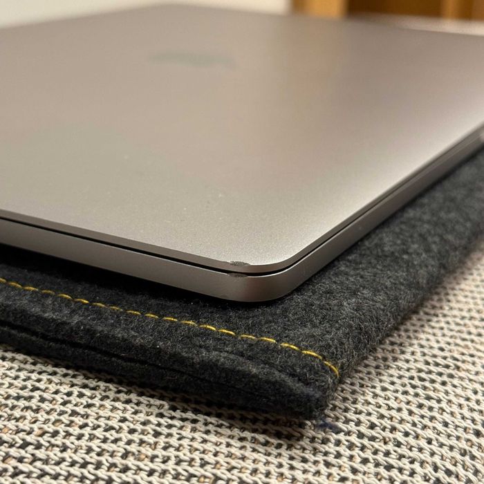 Apple MacBook Pro 15” (2018) i7 / 16 GB RAM / 256 GB SSD / Cyrylicą