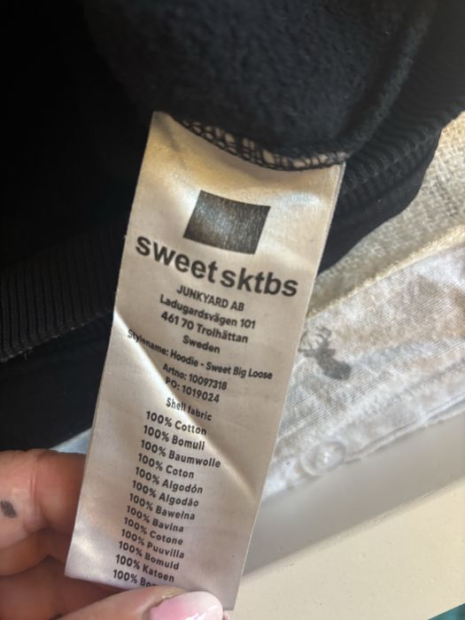Czarna bluza z kapturem uniwersalna w bdb stanie sweetsktes