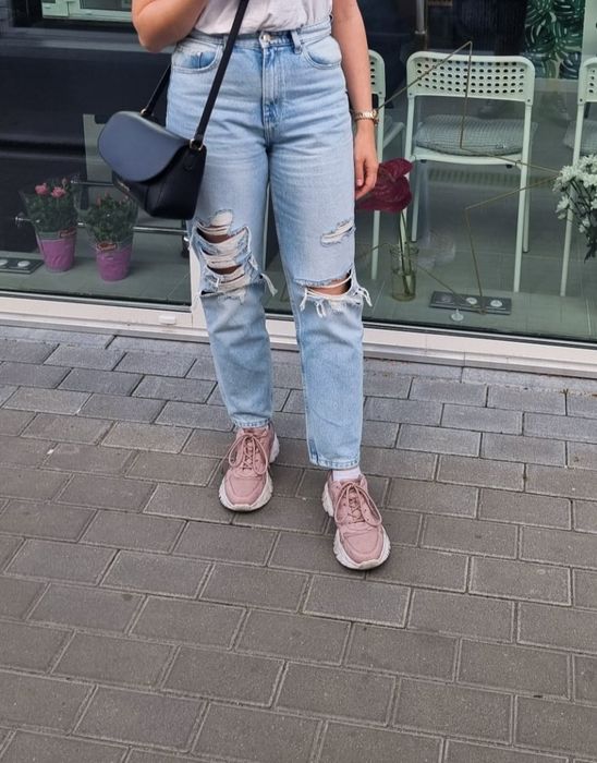 Spodnie jeansowe mom fit z przetarciami