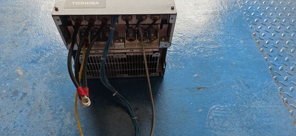 Toshiba vfps1-4220pl-wp 22kW falownik inwerter