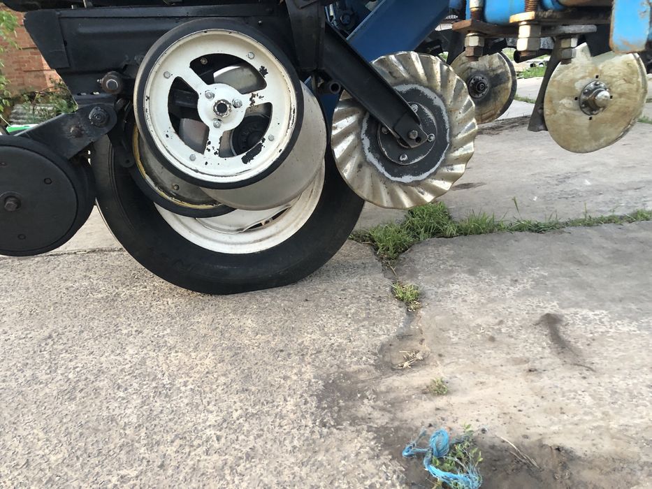 Продам сівалку Kinze 8 рядную ,No -Till.