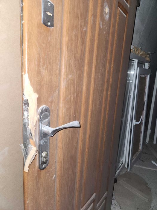 Двері вхідні бу ..