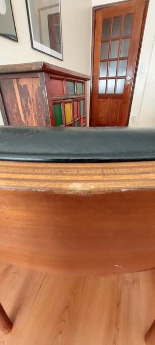 Cadeira vintage em  madeira maciça