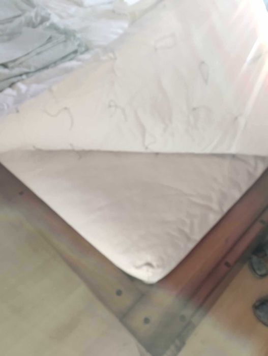 Cama de casal  com colchão futon,2 edredons,2 almofadas e lencçóis.