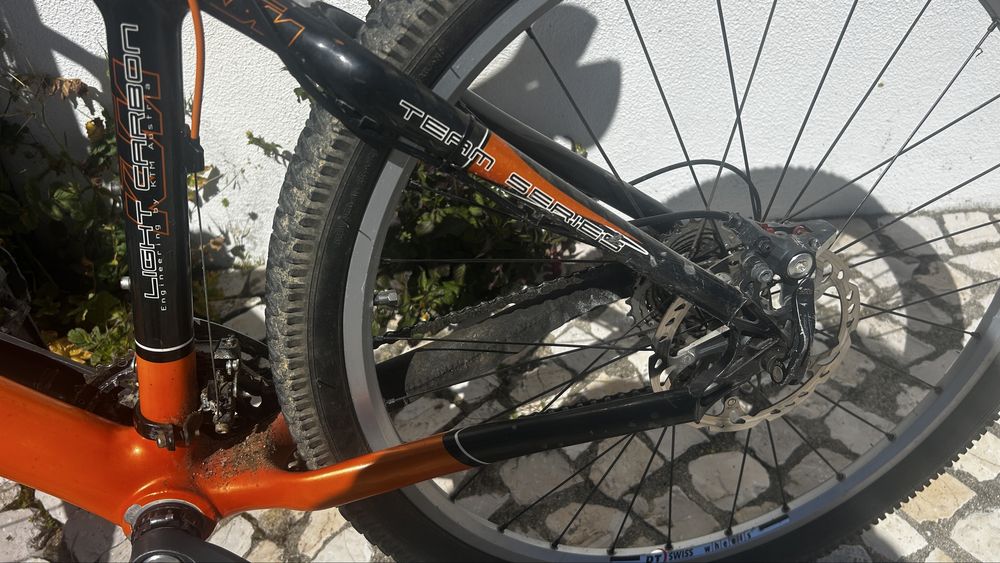 Biclicleta KTM carbono