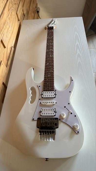 Pack Guitarra Elétrica Ibanez + Fender Frontman + Acessórios