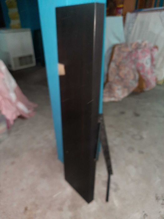 PRATELEIRA de madeira, cor wengué.