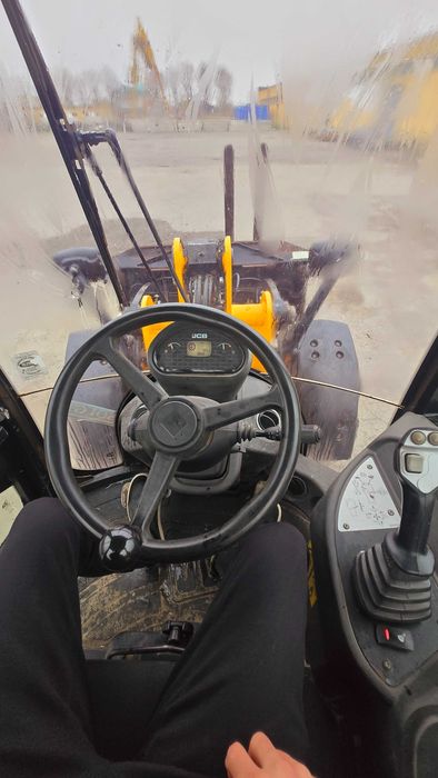Фронтальний навантажувач jcb