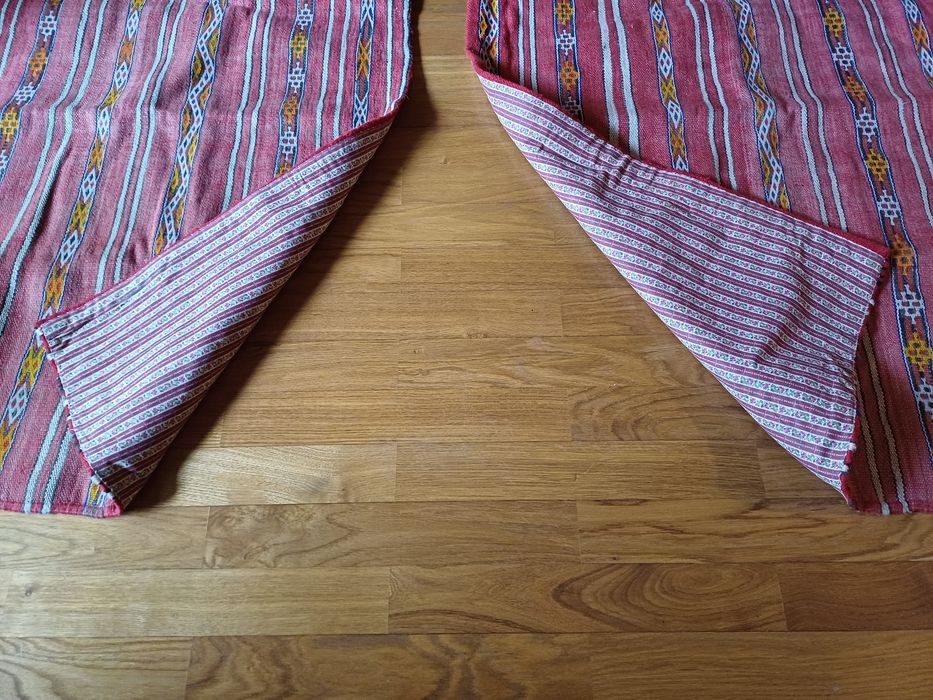Dois tapetes marroquinos de tons vermelhos (105x72 cm)