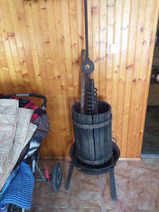 Пресс для винограда в рабочем состоянии