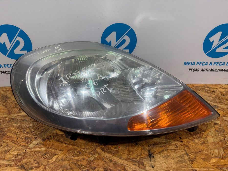 Farol direito Renault Trafic de 2006