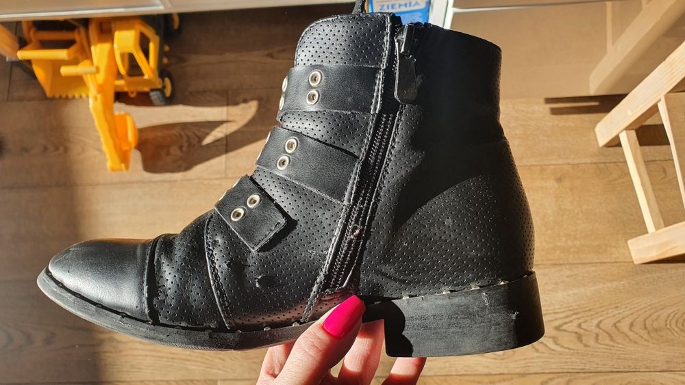 Czarnre botki przejściowe ze sprzaczkami rozmiar 36 CrogoGogo