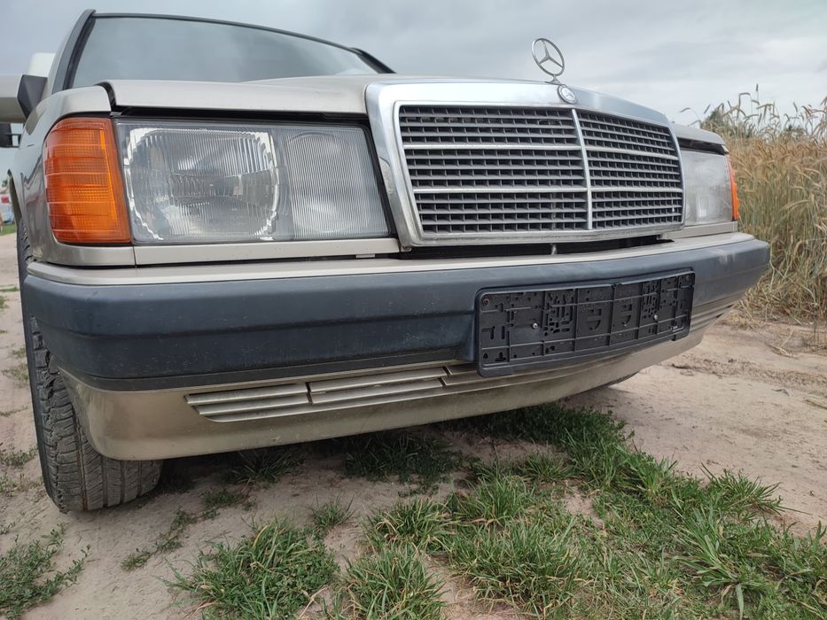 Mercedes 190 atrapa grill