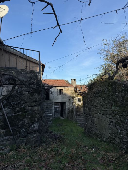 Casa em ruínas para reconstruir