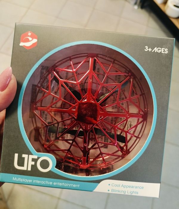 Dron z ładowarką sterowany ruchem