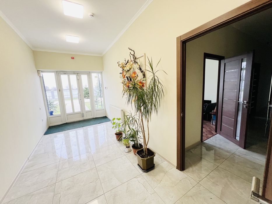 Продаж! Діючий офісний будинок 863м2 з ремонтом + земля 11.6 сот