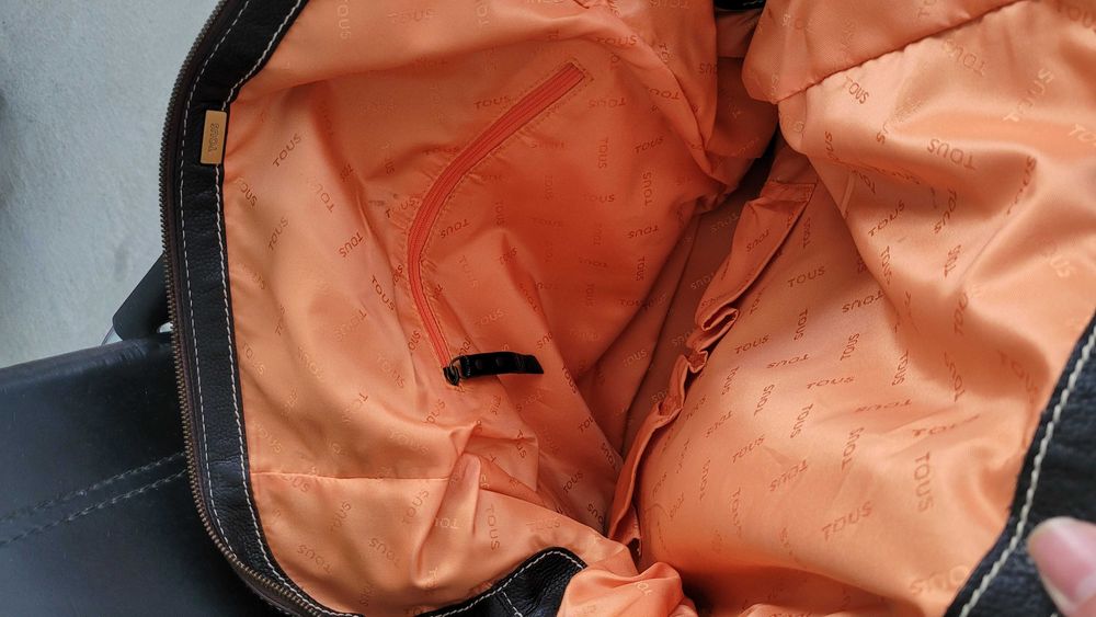 Mala de ombro senhora, em pele, marca Tous.