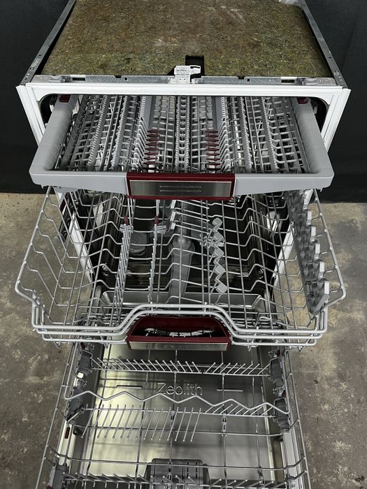 Вбудована посудомийна машина Neff з проекцією